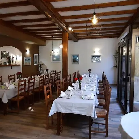 فندق Logis Le Clement 2*