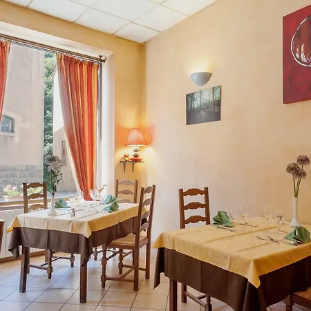 فندق Logis Le Clement 2*