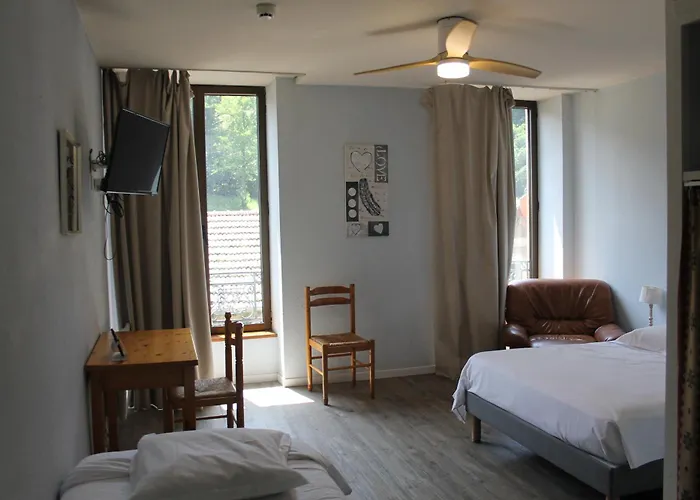 Logis Le Clément Hotel