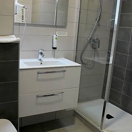 Logis Le Clement Hotell 2*